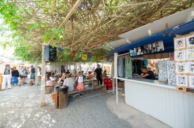 Las Dalias, İbiza, İspanya: 14 Mayıs 2024: İbiza 'da San Carlos' taki Las Dalias Hippy Market 'te insanlar.
