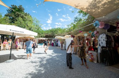 Las Dalias, İbiza, İspanya: 14 Mayıs 2024: İbiza 'da San Carlos' taki Las Dalias Hippy Market 'te insanlar.
