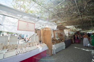Las Dalias, İbiza, İspanya: 14 Mayıs 2024: İbiza 'da San Carlos' taki Las Dalias Hippy Market 'te insanlar.