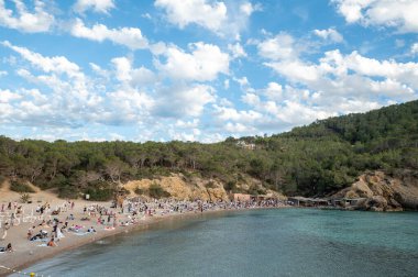 Benirras, İbiza, İspanya: 15 Mayıs 2024: 2024 'te İbiza' daki Benirras plajında bir Pazar klasiği olan davul seansındaki insanlar.