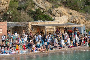 Benirras, İbiza, İspanya: 15 Mayıs 2024: 2024 'te İbiza' daki Benirras plajında bir Pazar klasiği olan davul seansındaki insanlar.