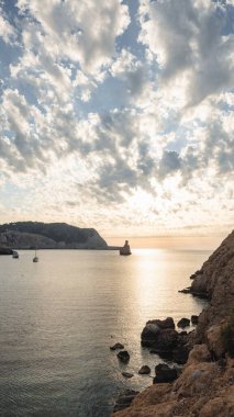 Yazın İbiza 'da Benirras sahilinde gün batımı.