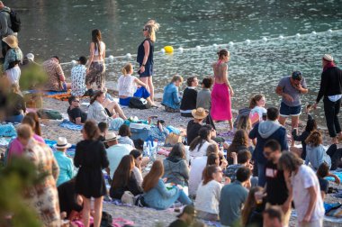 Benirras, İbiza, İspanya: 15 Mayıs 2024: 2024 'te İbiza' daki Benirras plajında bir Pazar klasiği olan davul seansındaki insanlar.