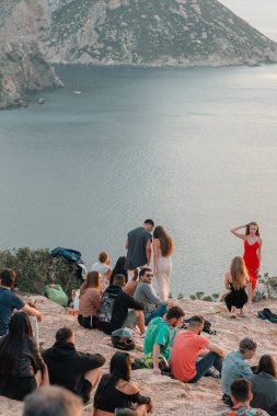 Es Vedra, İbiza, İspanya: 14 Mayıs 2024: 2024 yazında insanlar İbiza 'daki Es Vedra perspektifinde günbatımının keyfini çıkarıyorlar.