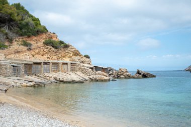İspanya, İbiza 'da Cala d en Serra plajı.