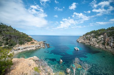 İspanya, İbiza 'da Cala d en Serra plajı.