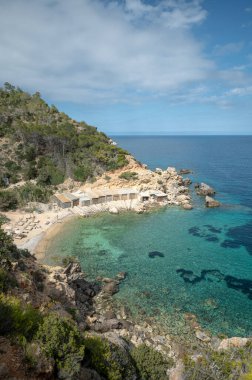 Cala d en Serra, İbiza, İspanya: 16 Mayıs 2024: 2024 yazında İspanya 'da Cala d en Serra' da insanlar.