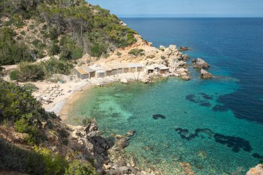 Cala d en Serra, İbiza, İspanya: 16 Mayıs 2024: 2024 yazında İspanya 'da Cala d en Serra' da insanlar.
