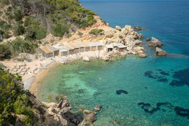 Cala d en Serra, İbiza, İspanya: 16 Mayıs 2024: 2024 yazında İbiza 'da Cala d en Serra plajında bir bar.