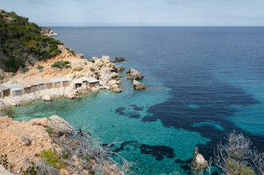 İspanya, İbiza 'da Cala d en Serra plajı.