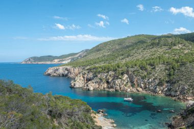 İspanya, İbiza 'da Cala d en Serra plajı.