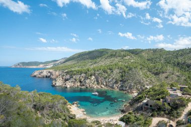 İspanya, İbiza 'da Cala d en Serra plajı.