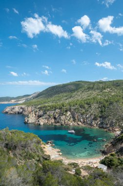 İspanya, İbiza 'da Cala d en Serra plajı.