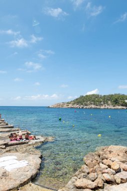 Cala Saladeta, İbiza, İspanya: 16 Mayıs 2024: 2024 yazında İbiza 'da Cala Salada plajında insanlar.