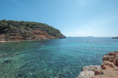 Yazın İbiza 'da Cala Saladeta' nın turkuaz suları.