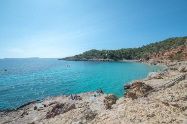 Yazın İbiza 'da Cala Saladeta' nın turkuaz suları.