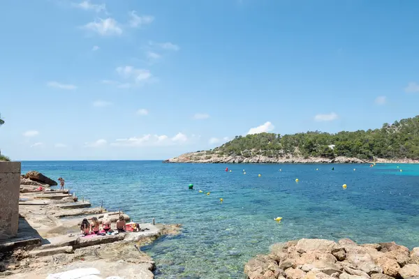 Cala Saladeta, İbiza, İspanya: 16 Mayıs 2024: 2024 yazında İbiza 'da Cala Salada plajında insanlar.