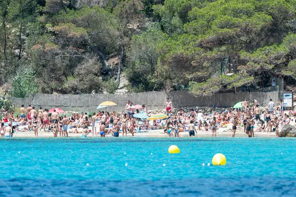 Cala Saladeta, İbiza, İspanya: 16 Mayıs 2024: 2024 yazında İbiza 'da Cala Saladeta sahilinde insanlar.