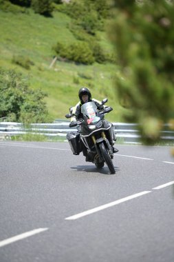 Canillo, Andorra: 28 Haziran 2024: 2024 yazında Andorra yollarında seyahat eden motosikletliler.