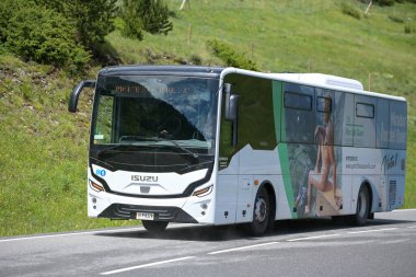 Canillo, Andorra: 28 Haziran 2024: İnsanları 2024 yazında Andorra yollarında dolaşan Roc del Quer ve Tibet Canillo Köprüsü 'ne yönlendiren otobüs.