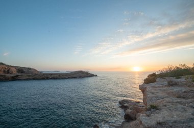 2024 yazında Punta Galera 'da, İbiza adasının kuzeyinde günbatımı.