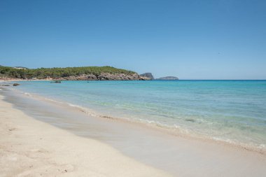Yazın İbiza sahillerinin kristal berrak turkuaz suları.