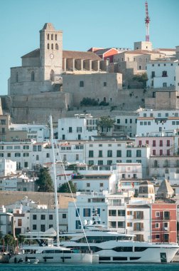 İbiza, İspanya: 16 Mayıs 2024: 2024 yazında İbiza 'nın eski turizm kasabası Dalt Vila limanından görüntüler.