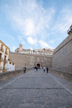 İbiza, İspanya: 16 Mayıs 2024: Dalt Vila sokakları, 2024 yazında turizm kenti İbiza 'nın eski kenti.