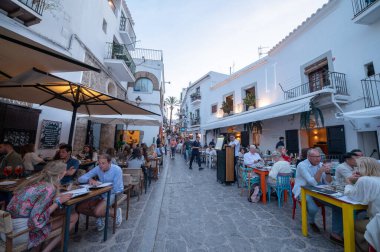İbiza, İspanya: 16 Mayıs 2024: Dalt Vila sokakları, 2024 yazında turizm kenti İbiza 'nın eski kenti.
