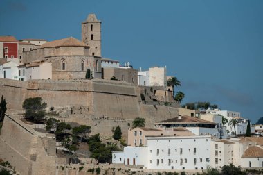 İbiza, İspanya: 16 Mayıs 2024: 2024 yazında İbiza 'nın eski turizm kasabası Dalt Vila limanından görüntüler.