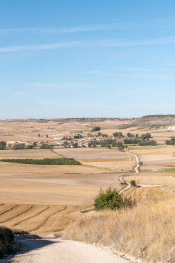 Camino de Santiago sahnesinin Burgos 'tan Hornillos del Camino' ya Cerealera Platosu 'ndan görüntüsü.