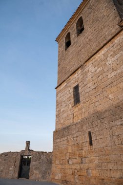 Hornillos del Camino köyündeki SAN ROMAN MARTYR Kilisesi, Burgos 'tan Camino' ya (St. James Way) 2024 yılında bir posta arabası..