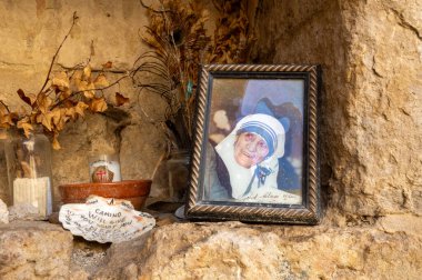 San Anton Manastırı, İspanya 17 Eylül 2024: 2024 'te San Anton Manastırı' nın kalıntılarında Kalkütalı Rahibe Teresa 'nın 2024' te Camino de Santiago 'da çekilmiş fotoğrafı..