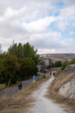 San Anton Manastırı, İspanya: 17 Eylül 2024: 2024 'te San Anton Manastırı' nın kalıntılarına ulaşan hacılar.