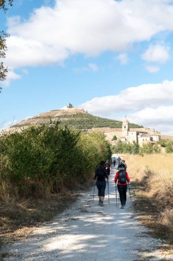 Castrojeriz, İspanya: 17 Eylül 2024: 2024 'te Castrojeriz şehrine hacılar geliyor..