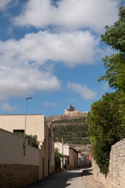 Castrojeriz, İspanya: 16 Eylül 2024: Castrojeriz şehrinin kentsel manzarası, Hornillos del Camino 'dan Castrojeriz' e giden bir posta arabası..