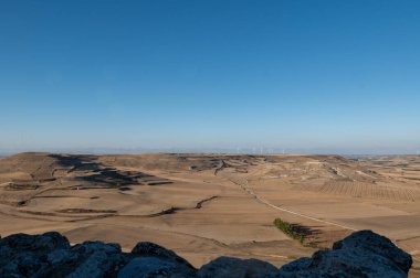 Castrojeriz Kalesi 'nden Burgos' taki Castilla y Leon kırsalındaki Carealera Platosu 'na görüntüler.