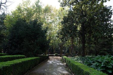 Olot, İspanya: 30 Ekim 2024: Placa Escultor Josep Claro Katalan Olot şehrinde Ekim 2024 'te köşe