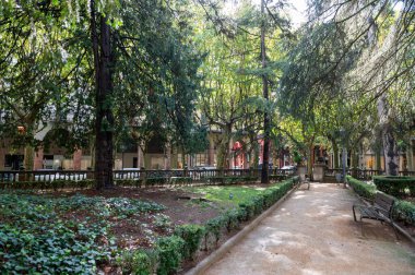 Olot, İspanya: 30 Ekim 2024: Placa Escultor Josep Claro Katalan Olot şehrinde Ekim 2024 'te köşe