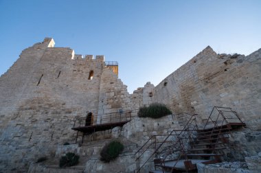 13. yüzyılda Castrojeriz belediyesinde inşa edilen ortaçağ Castrojeriz şatosunun panoraması, Ekim 2024 'te Burgos' ta inşa edilmiştir..