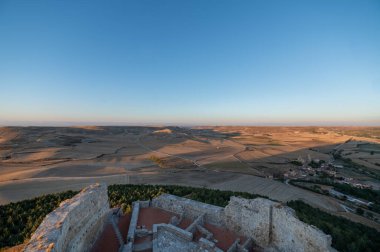 13. yüzyılda Castrojeriz belediyesinde inşa edilen ortaçağ Castrojeriz şatosunun panoraması, Ekim 2024 'te Burgos' ta inşa edilmiştir.