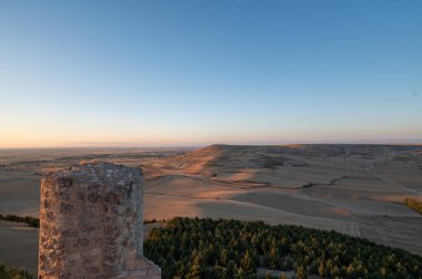 13. yüzyılda Castrojeriz belediyesinde inşa edilen ortaçağ Castrojeriz şatosunun panoraması, Ekim 2024 'te Burgos' ta inşa edilmiştir.