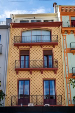 Olot, İspanya 30 Ekim: Plaza Major, Ekim 2024 'te eski Olot, Katalonya' nın ana meydanı.