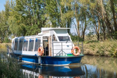 Fromista, İspanya: 21 Ekim 2024: İspanya 'da Catrojeriz' den Fromista 'ya giden Camino de Santiago Route üzerindeki Castilla Kanalı' nda turistler için feribot.