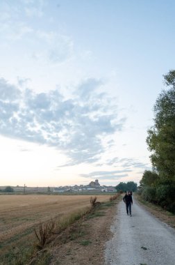 Fromista, İspanya: 17 Eylül 2024: Seyyahlar 2024 yılında Camino de Santiago üzerinde Fromista 'dan Carrion de los Condes' e yürüdüler..