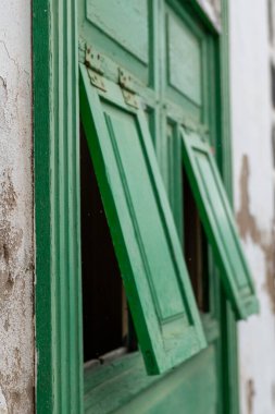 İspanya 'nın Lanzarote adasındaki Teguise şehrindeki pencere sistemleri..
