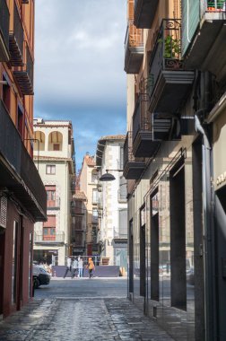 Olot, İspanya: 2024 Ekim: İnsanlar Ekim 2024 'te İspanya' da Katalonya 'nın Girona kentindeki Olot şehrinde yürüyorlar.