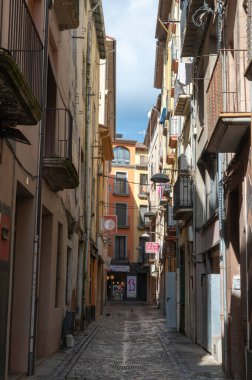 Olot, İspanya: 2024 Ekim: İnsanlar Ekim 2024 'te İspanya' da Katalonya 'nın Girona kentindeki Olot şehrinde yürüyorlar.