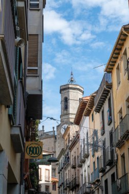 Olot, İspanya: 2024 Ekim: İnsanlar Ekim 2024 'te İspanya' da Katalonya 'nın Girona kentindeki Olot şehrinde yürüyorlar.