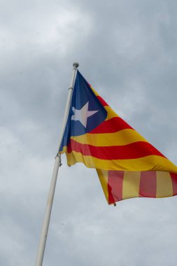 İspanya 'nın Katalonya kentindeki Olot şehrindeki Montsacopa Volkanı' na Katalan Bağımsızlığı bayrağı.